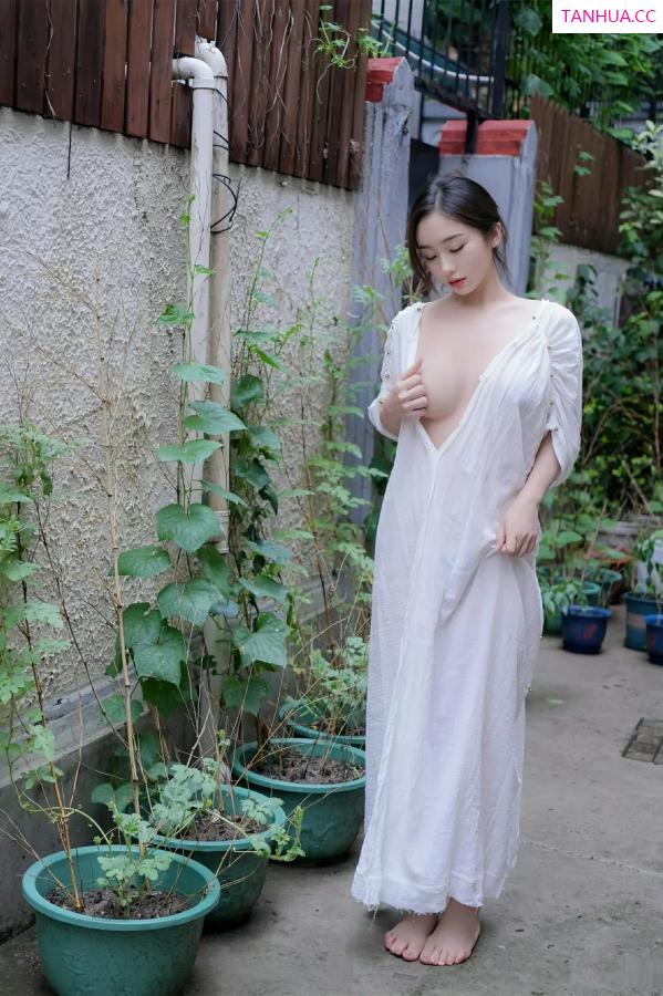   [XiuRen]高清写真图 2025.07.31 No.10603 楠芝 白色长袍第13张图片